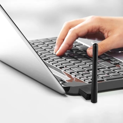 Une carte d'interface réseau Wi-Fi 150 Mbps USB2.0