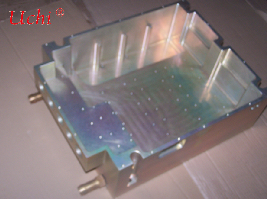 Plaque de refroidissement à l'eau de type cavité destinée à la batterie d'alimentation des véhicules à énergie nouvelle
