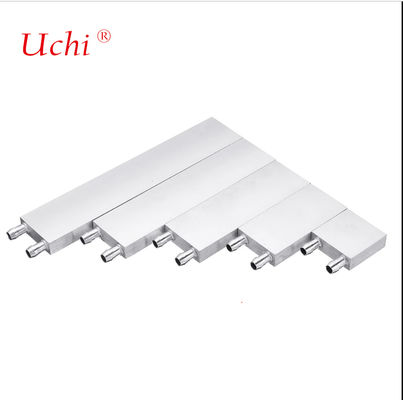 Un système de radiateur de refroidisseur à eau liquide avec une tête argentée absorbant la chaleur et un dissipateur thermique refroidi par liquide